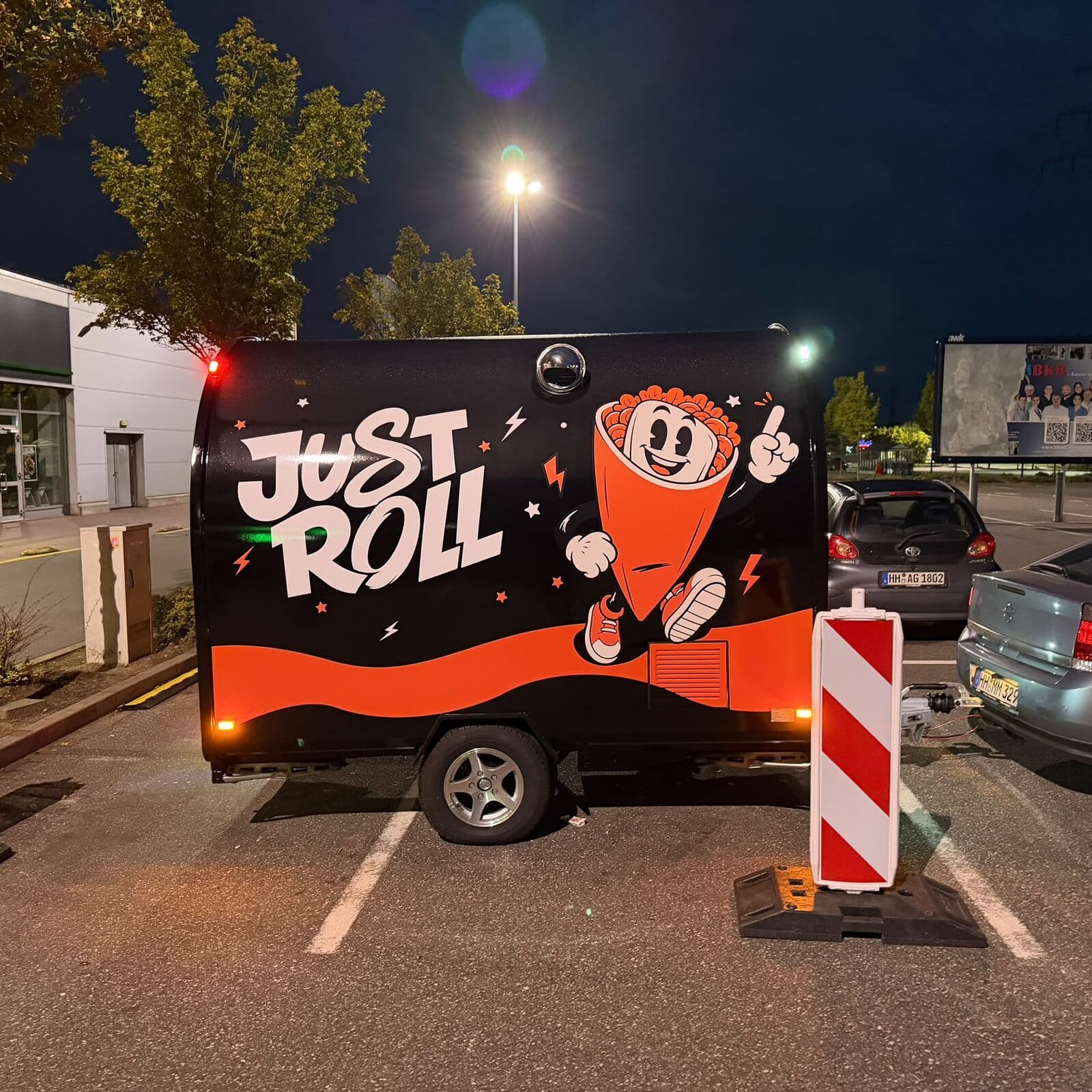 Schwarz-oranger Just-Roll-Trailer bei Nacht