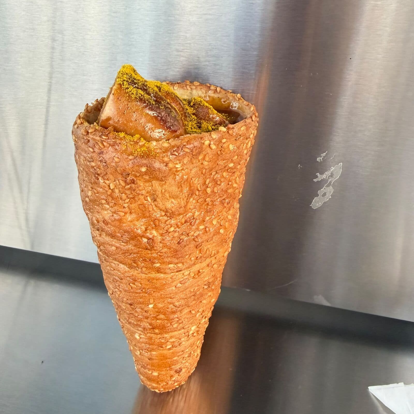 Herzhaft gefüllte Roll mit knuspriger Sesamhülle